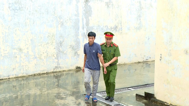 C&ocirc;ng an Hưng Y&ecirc;n bắt đối tượng cướp giật trong đ&ecirc;m mưa- Ảnh 1.