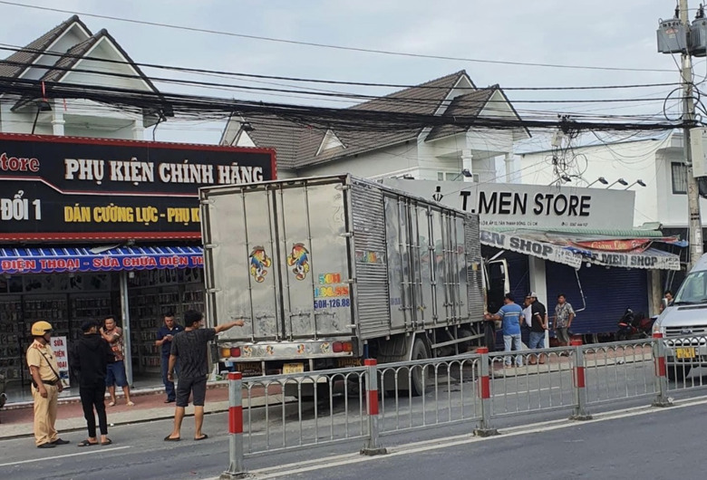 Lực lượng chức năng xử lý hiện trường vụ tai nạn. Lực lượng chức năng xử lý hiện trường vụ tai nạn.