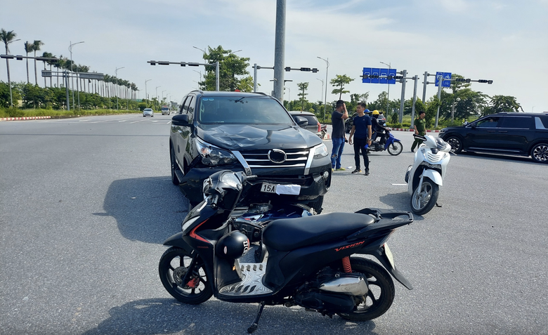 Hiện trường vụ tai nạn khiến một người tử vong tại ng&atilde; tư đường Trần Ki&ecirc;n - Đỗ Mười.