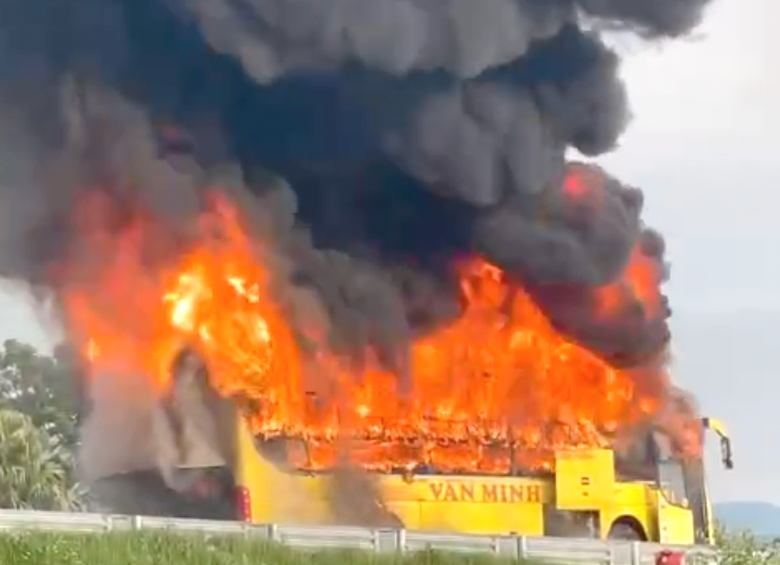 Xe kh&aacute;ch ch&aacute;y ng&ugrave;n ngụt khi đang lưu th&ocirc;ng tr&ecirc;n cao tốc QL45 - Nghi Sơn- Ảnh 1.