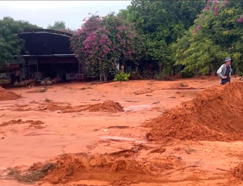 B&ugrave;n, c&aacute;t tr&agrave;n xuống g&acirc;y &aacute;ch tắc giao th&ocirc;ng đường ven biển Mũi N&eacute;- Ảnh 2.