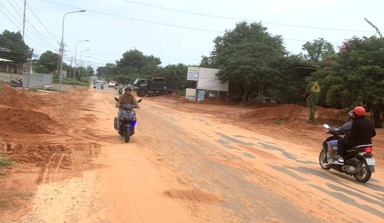 B&ugrave;n, c&aacute;t tr&agrave;n xuống g&acirc;y &aacute;ch tắc giao th&ocirc;ng đường ven biển Mũi N&eacute;- Ảnh 1.