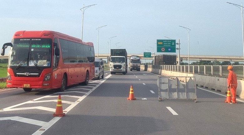 Xe kh&aacute;ch ch&aacute;y ng&ugrave;n ngụt khi đang lưu th&ocirc;ng tr&ecirc;n cao tốc QL45 - Nghi Sơn- Ảnh 2.