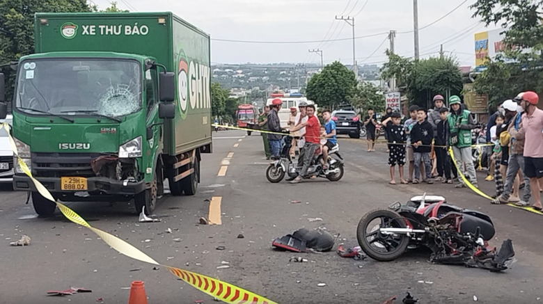 Cú va chạm mạnh khiến hai ông bà tử vong tại chỗ. Cú va chạm mạnh khiến hai ông bà tử vong tại chỗ.