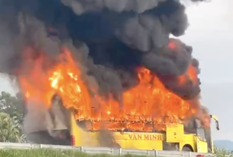 Ngọn lửa bao trùm xe khách trên cao tốc QL45 - Nghi Sơn. Ngọn lửa bao trùm xe khách trên cao tốc QL45 - Nghi Sơn.