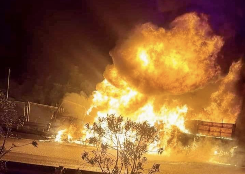 Hiện trường chiếc ô tô tải bị cháy hoàn toàn. Hiện trường chiếc ô tô tải bị cháy hoàn toàn.