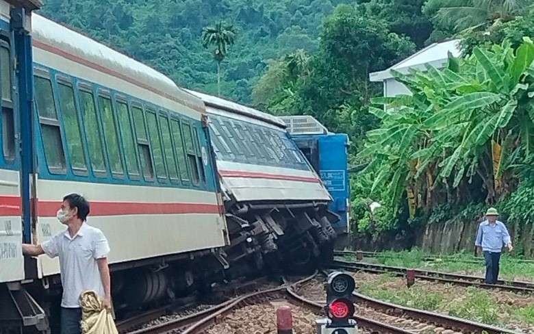 Đ&atilde; th&ocirc;ng tuyến vụ t&agrave;u trật b&aacute;nh 2 toa xe tại Huế