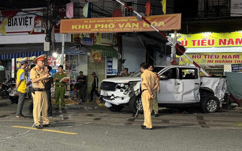 To&agrave;n cảnh vụ tai nạn t&agrave;u hỏa v&agrave; xe b&aacute;n tải l&agrave;m 2 người tử vong, 3 người bị thương
