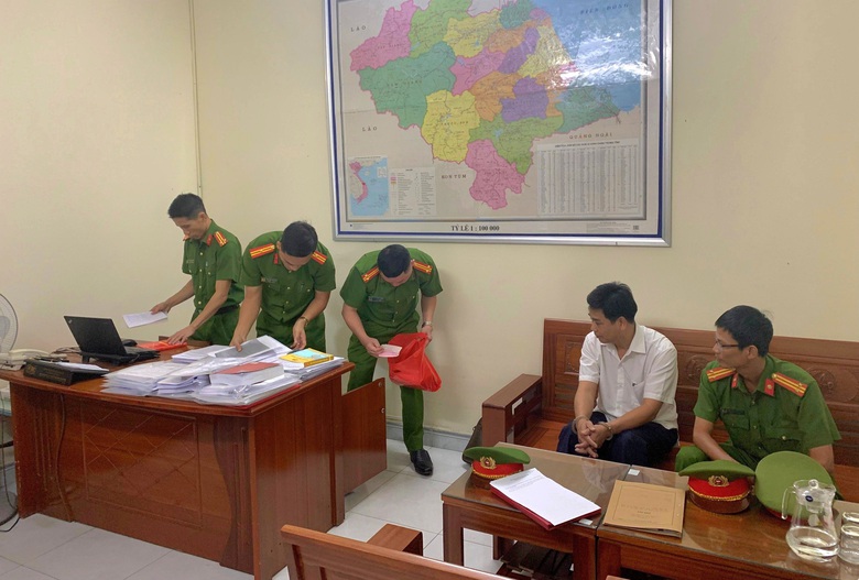 Bắt Chi cục ph&oacute; v&agrave; chuy&ecirc;n vi&ecirc;n Chi cục Quản l&yacute; đất đai ở Quảng Nam- Ảnh 1.