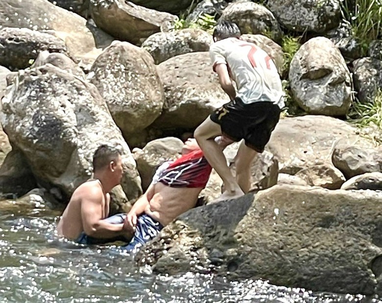 Hai trung úy Công an Lai Châu cứu người dân bất tỉnh dưới suối sâu- Ảnh 1. Hai trung úy Công an Lai Châu cứu người dân bất tỉnh dưới suối sâu- Ảnh 1.