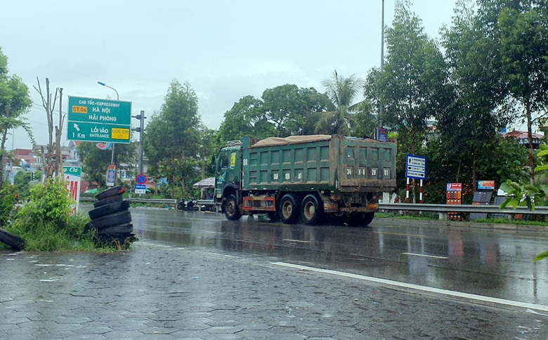 Hải Dương: Đo&agrave;n xe &ldquo;hổ vồ&rdquo; lộng h&agrave;nh từ tỉnh lộ ra quốc lộ- Ảnh 1.