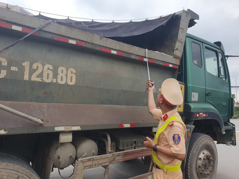 Hải Dương: Đo&agrave;n xe &ldquo;hổ vồ&rdquo; lộng h&agrave;nh từ tỉnh lộ ra quốc lộ- Ảnh 2.