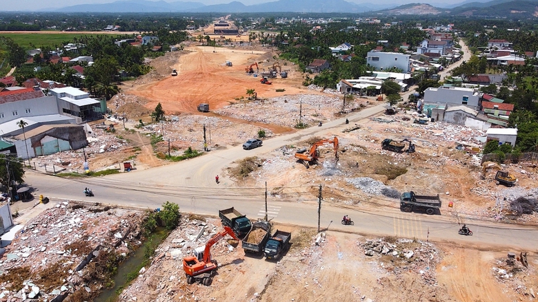 B&agrave;n giao xong mặt bằng tuyến ch&iacute;nh cao tốc Quảng Ng&atilde;i - Ho&agrave;i Nhơn- Ảnh 1.