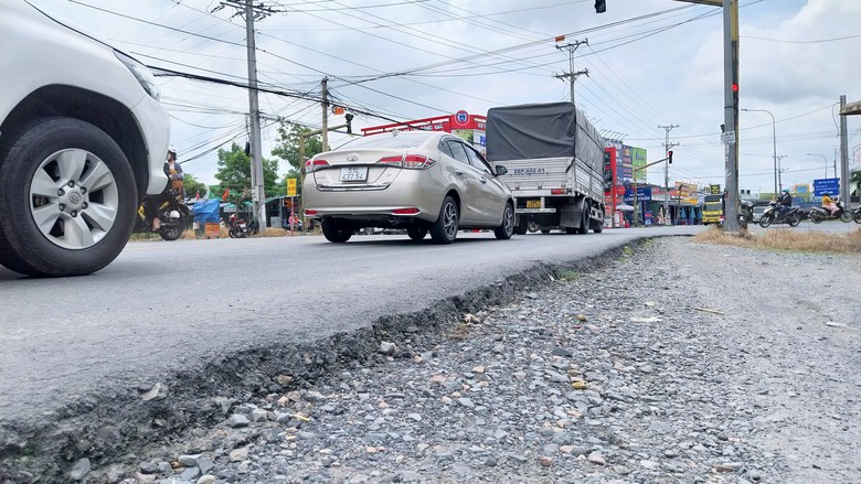 Lề đường như c&aacute;i bẫy, cẩn trọng khi di chuyển tr&ecirc;n QL30- Ảnh 1.