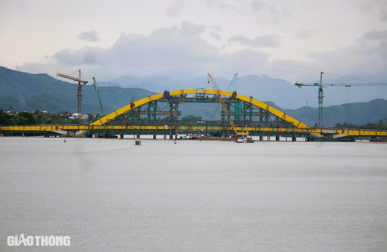 Cầu vượt s&ocirc;ng Hương hợp long v&ograve;m th&eacute;p khủng, nỗ lực về đ&iacute;ch sớm- Ảnh 1.