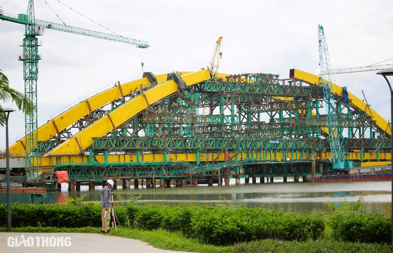 Cầu vượt s&ocirc;ng Hương hợp long v&ograve;m th&eacute;p khủng, nỗ lực về đ&iacute;ch sớm- Ảnh 5.