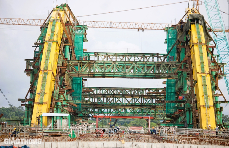 Cầu vượt s&ocirc;ng Hương hợp long v&ograve;m th&eacute;p khủng, nỗ lực về đ&iacute;ch sớm- Ảnh 2.