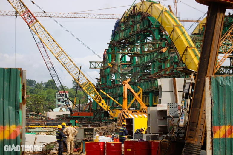 Cầu vượt s&ocirc;ng Hương hợp long v&ograve;m th&eacute;p khủng, nỗ lực về đ&iacute;ch sớm- Ảnh 8.