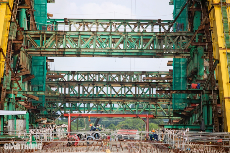 Cầu vượt s&ocirc;ng Hương hợp long v&ograve;m th&eacute;p khủng, nỗ lực về đ&iacute;ch sớm- Ảnh 7.
