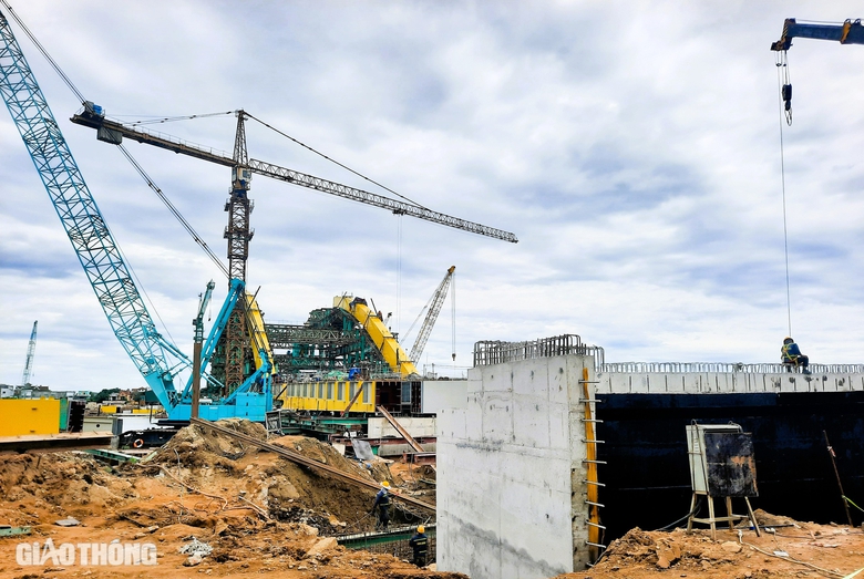 Cầu vượt s&ocirc;ng Hương hợp long v&ograve;m th&eacute;p khủng, nỗ lực về đ&iacute;ch sớm- Ảnh 9.
