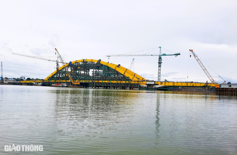 Cầu vượt s&ocirc;ng Hương hợp long v&ograve;m th&eacute;p khủng, nỗ lực về đ&iacute;ch sớm- Ảnh 11.