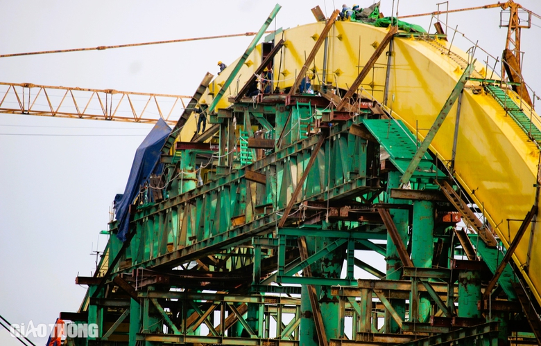 Cầu vượt s&ocirc;ng Hương hợp long v&ograve;m th&eacute;p khủng, nỗ lực về đ&iacute;ch sớm- Ảnh 3.