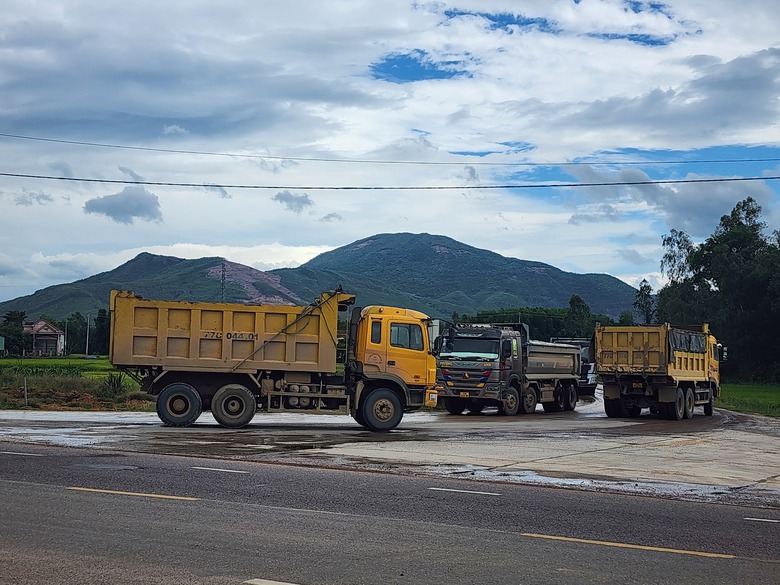 Khắc phục hư hỏng tr&ecirc;n QL19 do xe chở vật liệu g&acirc;y ra- Ảnh 1.