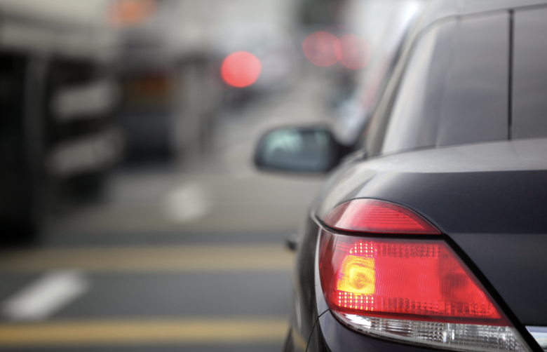 Đ&egrave;n phanh một b&ecirc;n kh&ocirc;ng s&aacute;ng, &ocirc; t&ocirc; c&oacute; được đăng kiểm?- Ảnh 2.