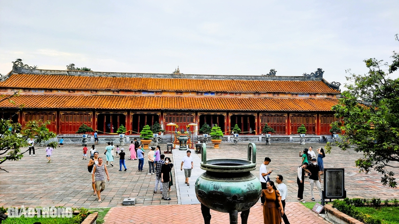 Kh&aacute;m ph&aacute; những bảo vật quốc gia bằng đồng, bia đ&aacute; tại Cố đ&ocirc; Huế- Ảnh 6.