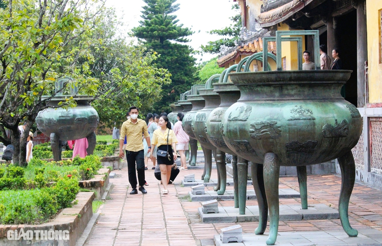 Kh&aacute;m ph&aacute; những bảo vật quốc gia bằng đồng, bia đ&aacute; tại Cố đ&ocirc; Huế- Ảnh 7.