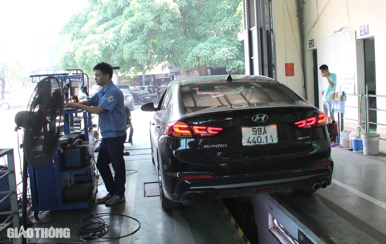 Đ&egrave;n phanh một b&ecirc;n kh&ocirc;ng s&aacute;ng, &ocirc; t&ocirc; c&oacute; được đăng kiểm?- Ảnh 1.