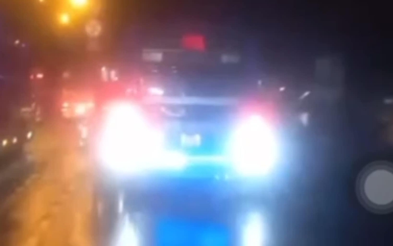 Phối hợp CSGT xử l&yacute; l&aacute;i xe bu&yacute;t gắn th&ecirc;m đ&egrave;n g&acirc;y ch&oacute;i mắt người đi đường