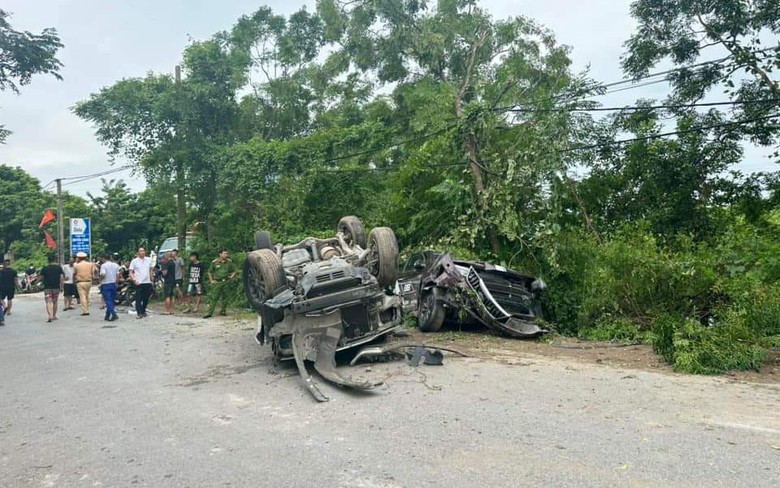 Hai &ocirc; t&ocirc; rượt đuổi, h&uacute;c nhau rồi lật ngửa khiến người đi đường khiếp sợ