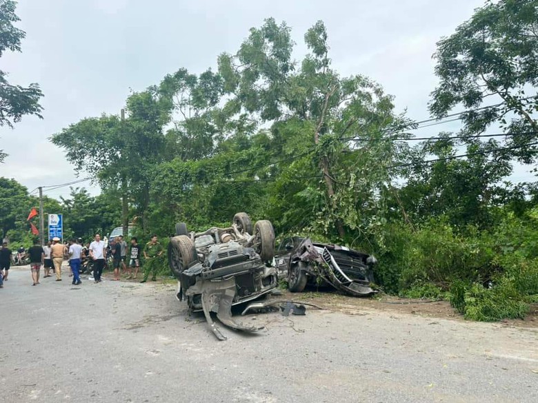 Hai &ocirc; t&ocirc; rượt đuổi, h&uacute;c nhau rồi lật ngửa khiến người đi đường khiếp sợ- Ảnh 1.