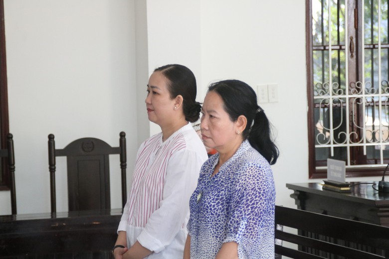 Bị c&aacute;o Đinh Thị Thanh Chi v&agrave; Phan Thị Ngọc Thấm ( từ tr&aacute;i qua phải tại phi&ecirc;n t&ograve;a. Ảnh L&ecirc; An