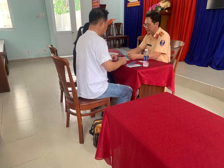 Phạt tài xế ô tô đi nhầm vào làn xe máy trên cầu Phú Mỹ- Ảnh 1. Phạt tài xế ô tô đi nhầm vào làn xe máy trên cầu Phú Mỹ- Ảnh 1.