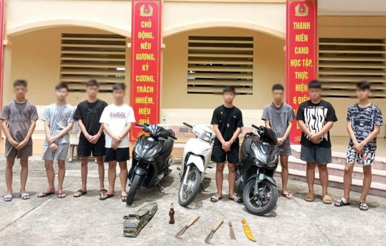 8 đối tượng chạy xe m&aacute;y cầm dao, n&eacute;m vỏ chai bia v&agrave;o người đi đường- Ảnh 1.