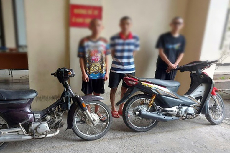 Bắt nhóm "Cú đêm khát máu" ném vỏ chai bia vào người đi đường- Ảnh 1. Bắt nhóm "Cú đêm khát máu" ném vỏ chai bia vào người đi đường- Ảnh 1.