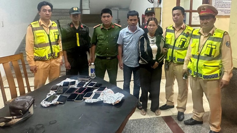 CSGT phối hợp bắt nh&oacute;m người trộm điện thoại tại hội chợ- Ảnh 1.