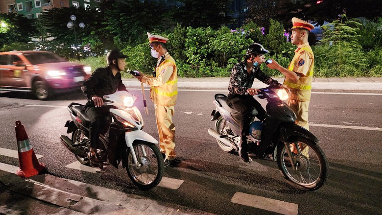 Vi phạm nồng độ cồn vượt mức kịch khung, nam t&agrave;i xế dọa bỏ xe v&igrave; mức phạt cao- Ảnh 1.