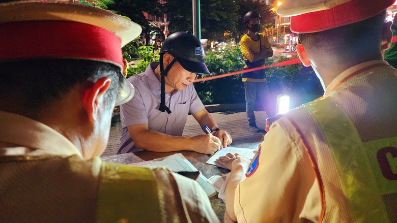 Vi phạm nồng độ cồn vượt mức kịch khung, nam t&agrave;i xế dọa bỏ xe v&igrave; mức phạt cao- Ảnh 5.