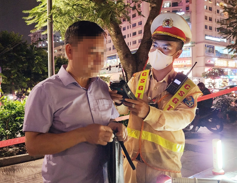 Vi phạm nồng độ cồn vượt mức kịch khung, nam t&agrave;i xế dọa bỏ xe v&igrave; mức phạt cao- Ảnh 3.