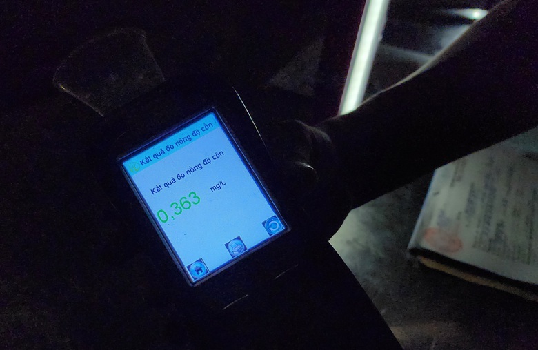 Vi phạm nồng độ cồn vượt mức kịch khung, nam t&agrave;i xế dọa bỏ xe v&igrave; mức phạt cao- Ảnh 4.