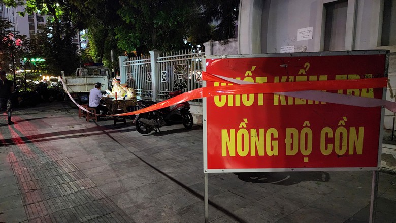 Vi phạm nồng độ cồn vượt mức kịch khung, nam t&agrave;i xế dọa bỏ xe v&igrave; mức phạt cao- Ảnh 8.