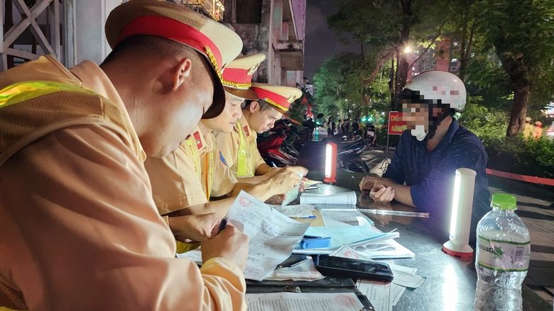 Vi phạm nồng độ cồn vượt mức kịch khung, nam t&agrave;i xế dọa bỏ xe v&igrave; mức phạt cao- Ảnh 9.