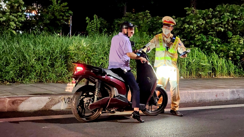 Vi phạm nồng độ cồn vượt mức kịch khung, nam t&agrave;i xế dọa bỏ xe v&igrave; mức phạt cao- Ảnh 2.