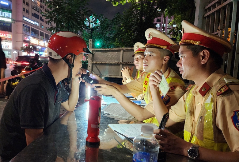 Vi phạm nồng độ cồn vượt mức kịch khung, nam t&agrave;i xế dọa bỏ xe v&igrave; mức phạt cao- Ảnh 6.