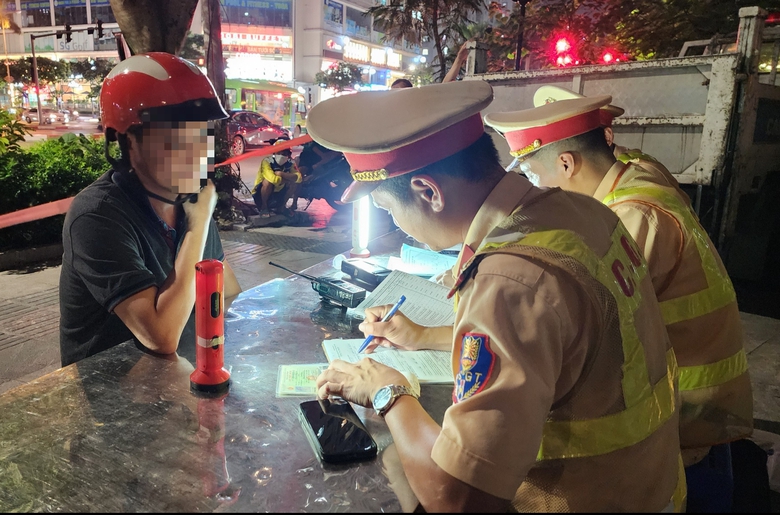 Vi phạm nồng độ cồn vượt mức kịch khung, nam t&agrave;i xế dọa bỏ xe v&igrave; mức phạt cao- Ảnh 7.