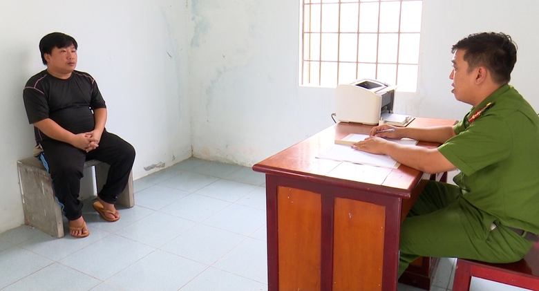 Truy tố nh&oacute;m người ở An Giang thua bạc giữ người, cướp tiền - Ảnh 2.