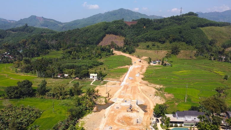 Cận cảnh dự &aacute;n đường 70 tỷ ở Quảng Ng&atilde;i trễ tiến độ, c&ocirc;ng trường vắng hoe- Ảnh 1.